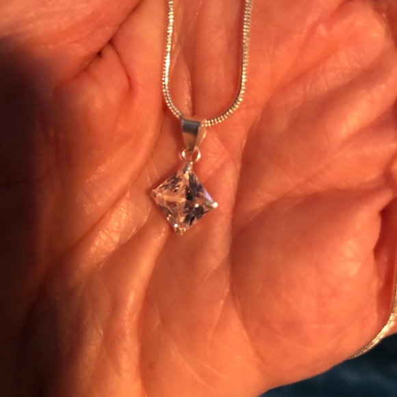 NWT Beautiful Diamond Shaped Diamond simulant. - Picture 11 of 15